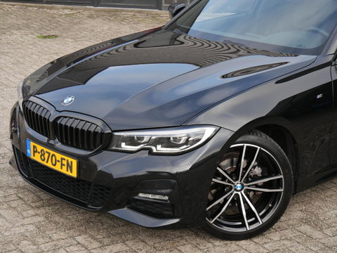 BMW 3 Serie 318i M-SPORT/ SCHUIFDAK/ PARKING PACK/ SHADOW LINE / 19INCH BREEDSET M-SPORT VELGEN