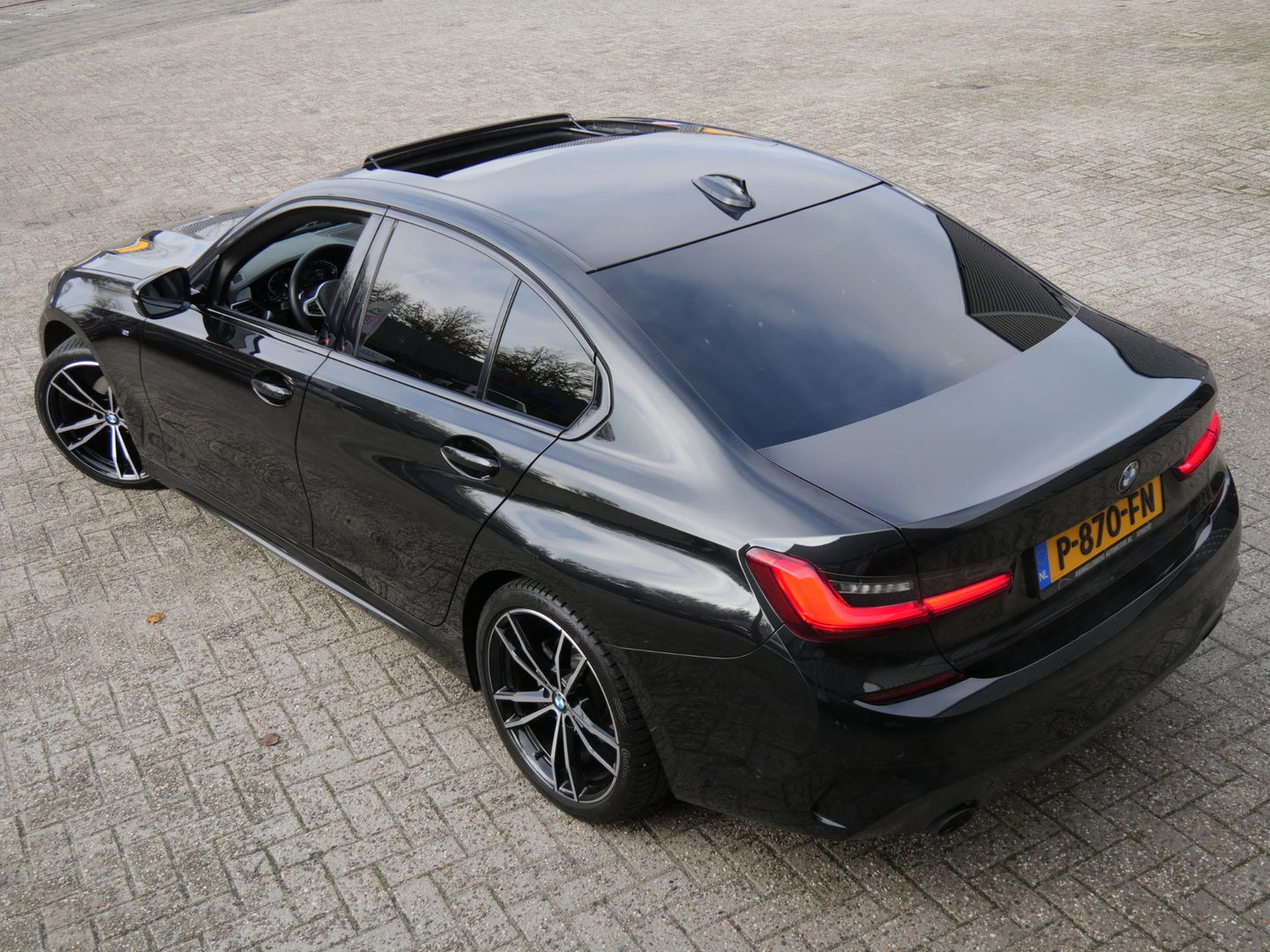 BMW 3 Serie 318i M-SPORT/ SCHUIFDAK/ PARKING PACK/ SHADOW LINE / 19INCH BREEDSET M-SPORT VELGEN