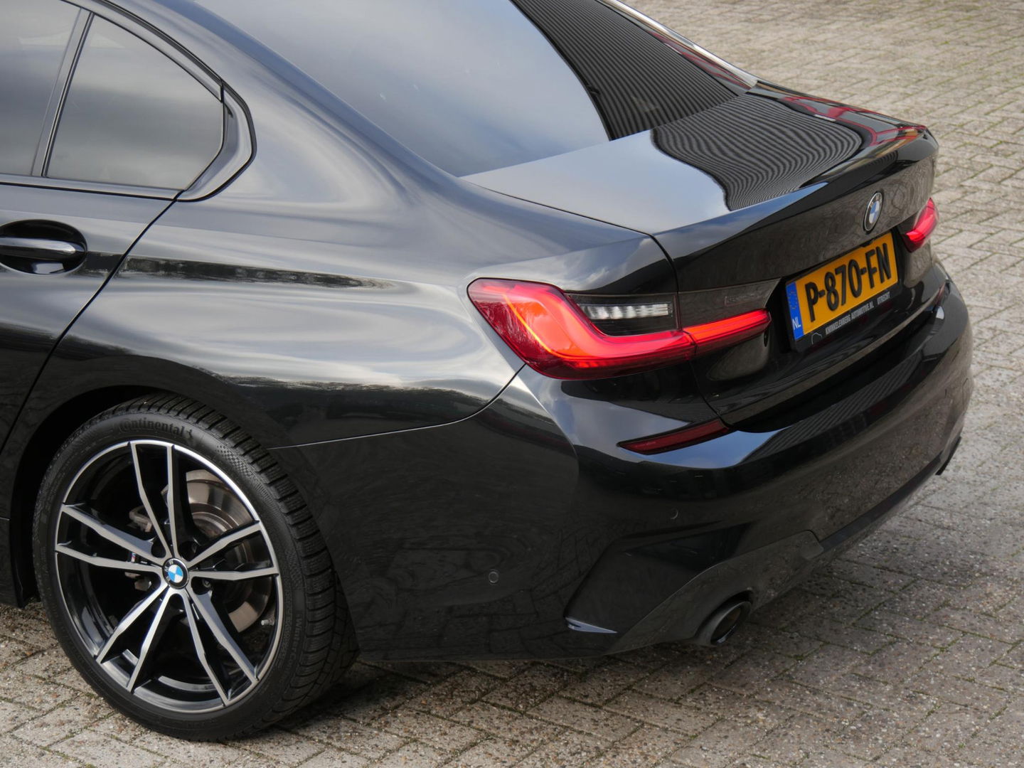 BMW 3 Serie 318i M-SPORT/ SCHUIFDAK/ PARKING PACK/ SHADOW LINE / 19INCH BREEDSET M-SPORT VELGEN