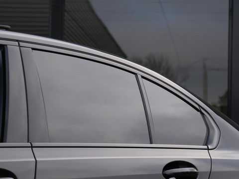 BMW 3 Serie 318i M-SPORT/ SCHUIFDAK/ PARKING PACK/ SHADOW LINE / 19INCH BREEDSET M-SPORT VELGEN