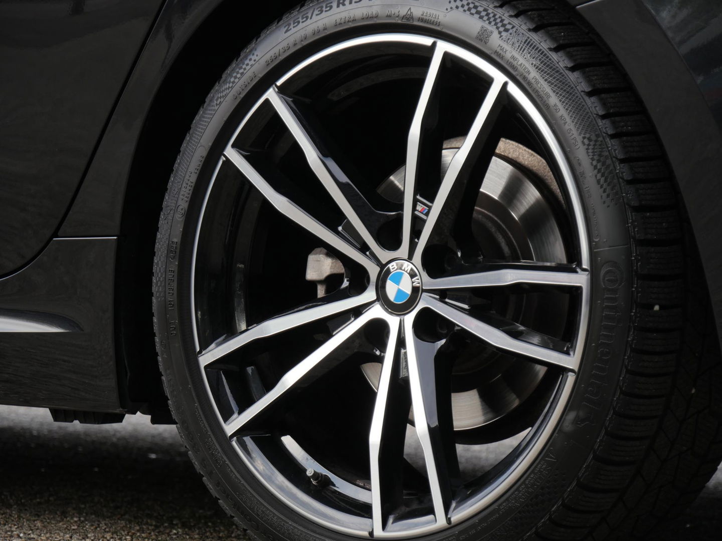 BMW 3 Serie 318i M-SPORT/ SCHUIFDAK/ PARKING PACK/ SHADOW LINE / 19INCH BREEDSET M-SPORT VELGEN