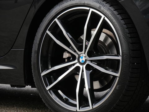 BMW 3 Serie 318i M-SPORT/ SCHUIFDAK/ PARKING PACK/ SHADOW LINE / 19INCH BREEDSET M-SPORT VELGEN