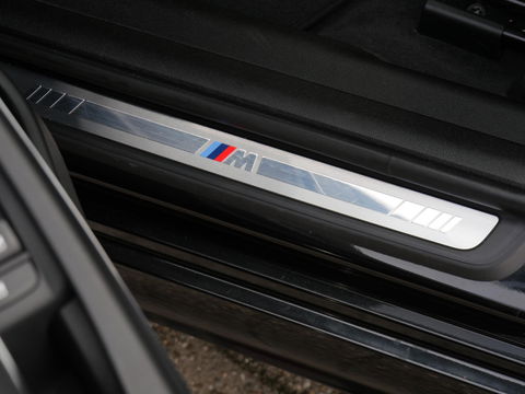 BMW 3 Serie 318i M-SPORT/ SCHUIFDAK/ PARKING PACK/ SHADOW LINE / 19INCH BREEDSET M-SPORT VELGEN