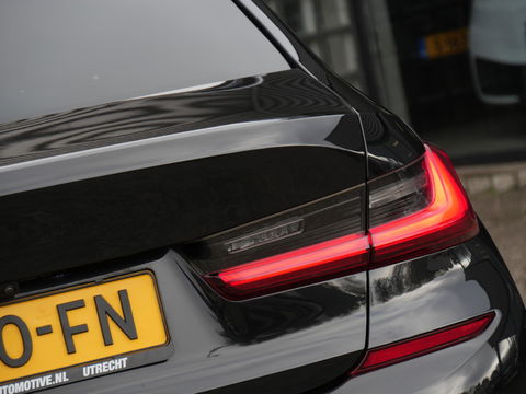 BMW 3 Serie 318i M-SPORT/ SCHUIFDAK/ PARKING PACK/ SHADOW LINE / 19INCH BREEDSET M-SPORT VELGEN