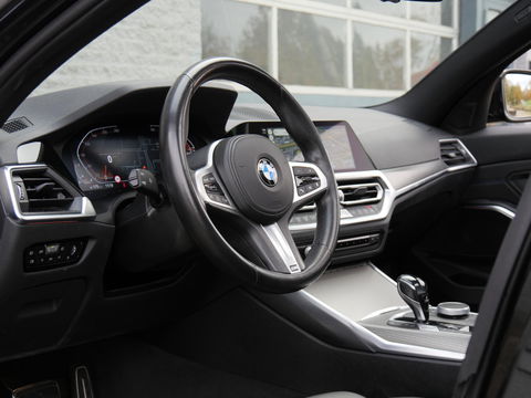 BMW 3 Serie 318i M-SPORT/ SCHUIFDAK/ PARKING PACK/ SHADOW LINE / 19INCH BREEDSET M-SPORT VELGEN