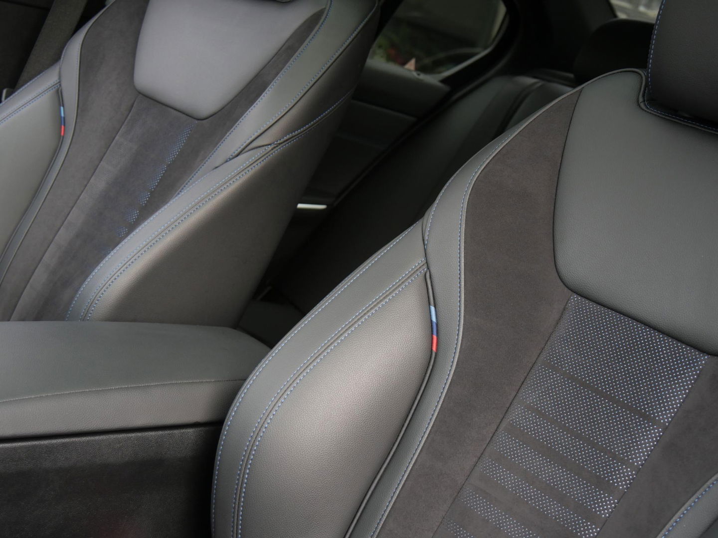 BMW 3 Serie 318i M-SPORT/ SCHUIFDAK/ PARKING PACK/ SHADOW LINE / 19INCH BREEDSET M-SPORT VELGEN