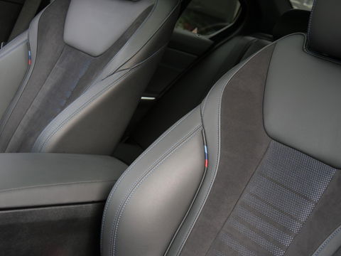 BMW 3 Serie 318i M-SPORT/ SCHUIFDAK/ PARKING PACK/ SHADOW LINE / 19INCH BREEDSET M-SPORT VELGEN