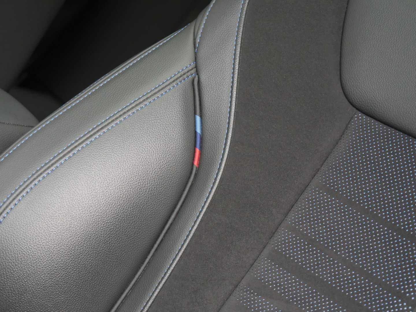 BMW 3 Serie 318i M-SPORT/ SCHUIFDAK/ PARKING PACK/ SHADOW LINE / 19INCH BREEDSET M-SPORT VELGEN