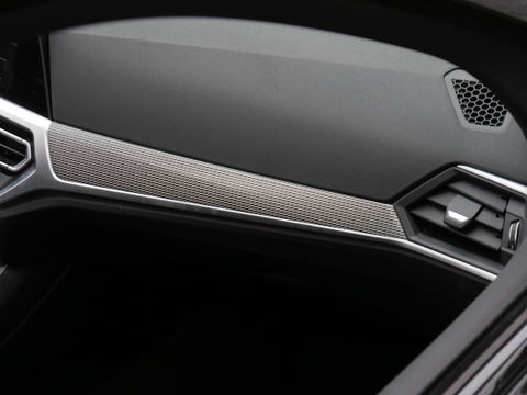 BMW 3 Serie 318i M-SPORT/ SCHUIFDAK/ PARKING PACK/ SHADOW LINE / 19INCH BREEDSET M-SPORT VELGEN