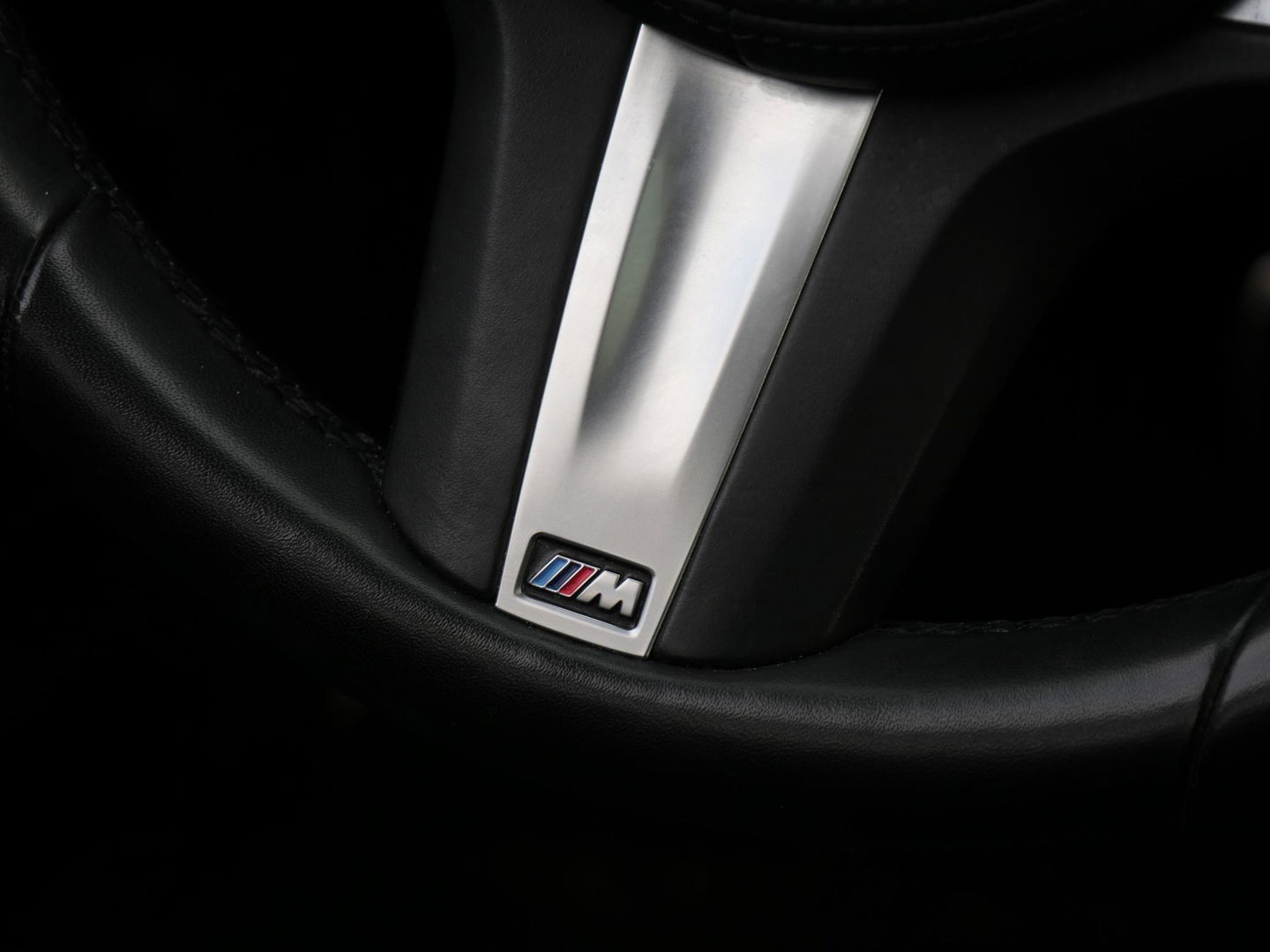 BMW 3 Serie 318i M-SPORT/ SCHUIFDAK/ PARKING PACK/ SHADOW LINE / 19INCH BREEDSET M-SPORT VELGEN