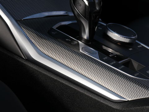 BMW 3 Serie 318i M-SPORT/ SCHUIFDAK/ PARKING PACK/ SHADOW LINE / 19INCH BREEDSET M-SPORT VELGEN