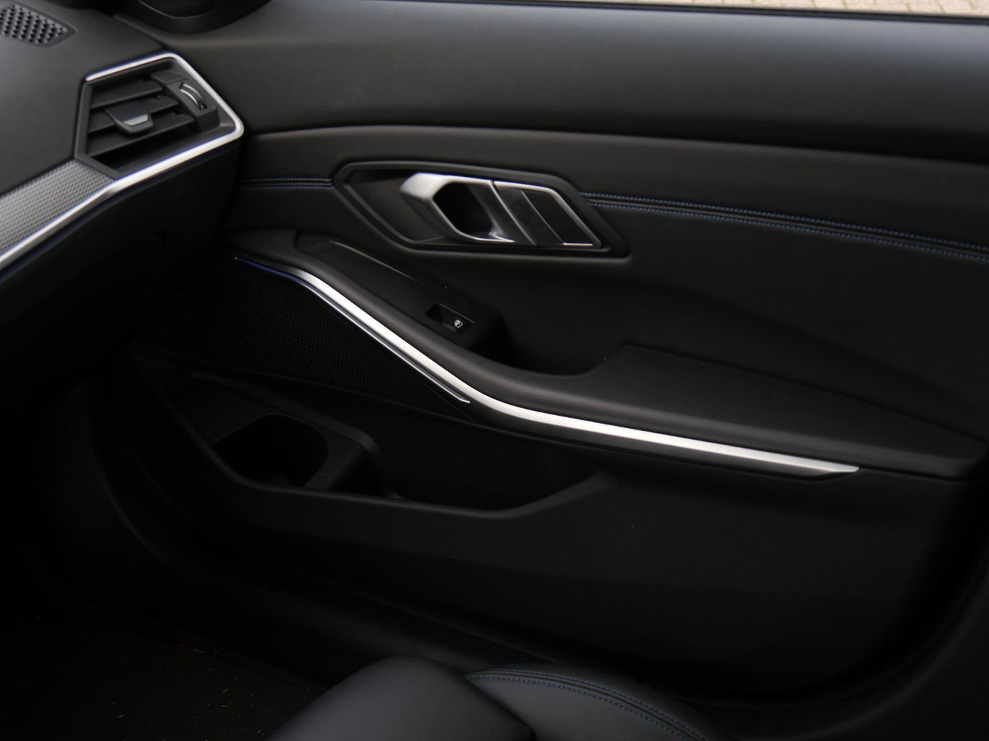 BMW 3 Serie 318i M-SPORT/ SCHUIFDAK/ PARKING PACK/ SHADOW LINE / 19INCH BREEDSET M-SPORT VELGEN