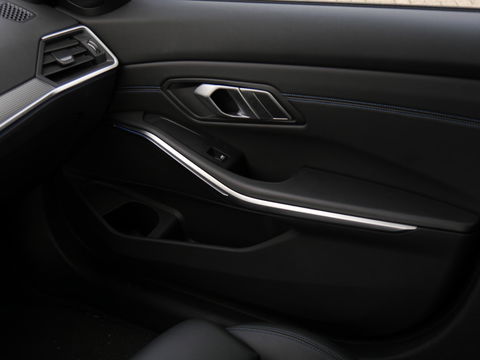 BMW 3 Serie 318i M-SPORT/ SCHUIFDAK/ PARKING PACK/ SHADOW LINE / 19INCH BREEDSET M-SPORT VELGEN