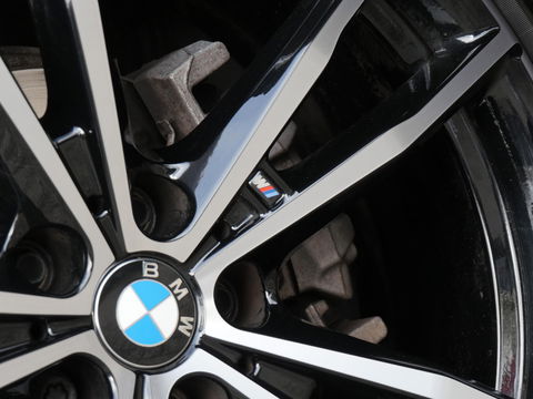 BMW 3 Serie 318i M-SPORT/ SCHUIFDAK/ PARKING PACK/ SHADOW LINE / 19INCH BREEDSET M-SPORT VELGEN