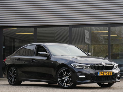 BMW 3 Serie 318i M-SPORT/ SCHUIFDAK/ PARKING PACK/ SHADOW LINE / 19INCH BREEDSET M-SPORT VELGEN