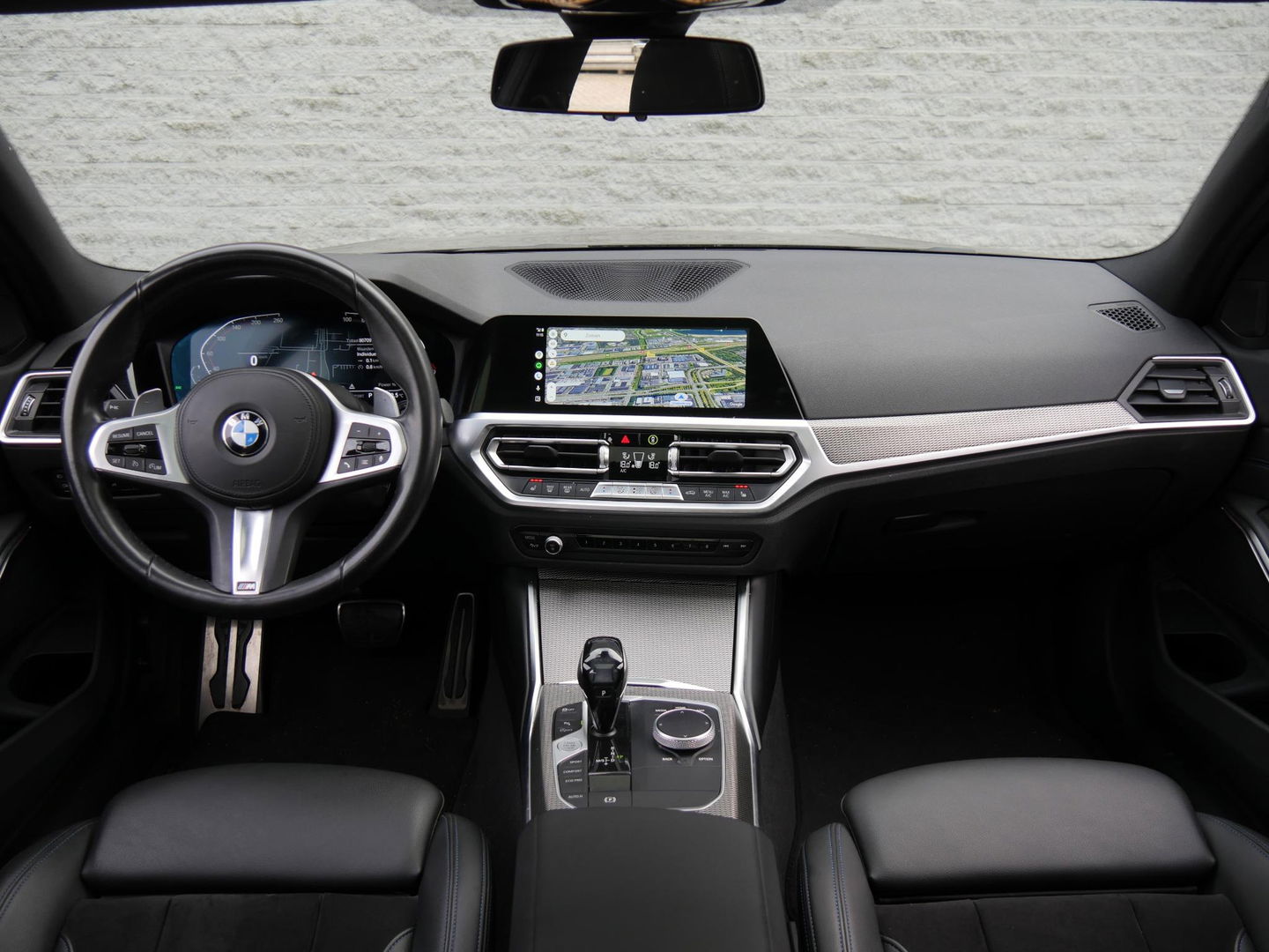 BMW 3 Serie 318i M-SPORT/ SCHUIFDAK/ PARKING PACK/ SHADOW LINE / 19INCH BREEDSET M-SPORT VELGEN