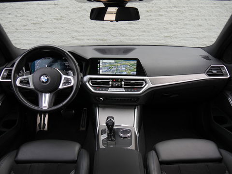 BMW 3 Serie 318i M-SPORT/ SCHUIFDAK/ PARKING PACK/ SHADOW LINE / 19INCH BREEDSET M-SPORT VELGEN