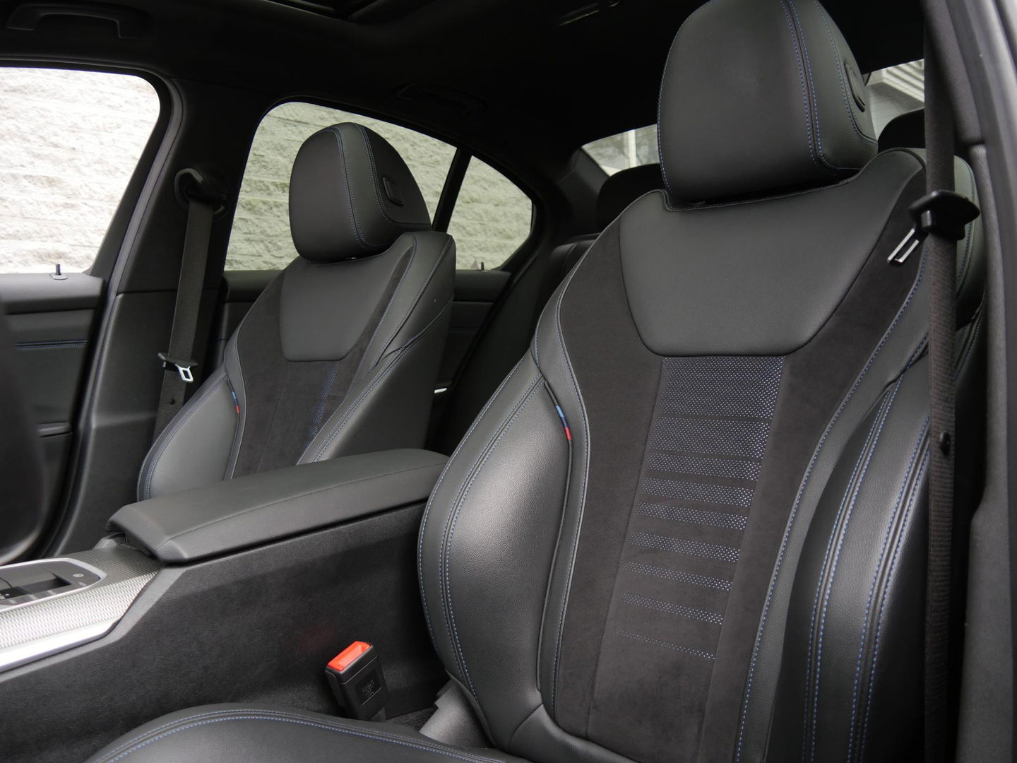 BMW 3 Serie 318i M-SPORT/ SCHUIFDAK/ PARKING PACK/ SHADOW LINE / 19INCH BREEDSET M-SPORT VELGEN