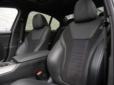 BMW 3 Serie 318i M-SPORT/ SCHUIFDAK/ PARKING PACK/ SHADOW LINE / 19INCH BREEDSET M-SPORT VELGEN