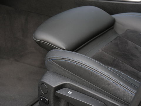 BMW 3 Serie 318i M-SPORT/ SCHUIFDAK/ PARKING PACK/ SHADOW LINE / 19INCH BREEDSET M-SPORT VELGEN