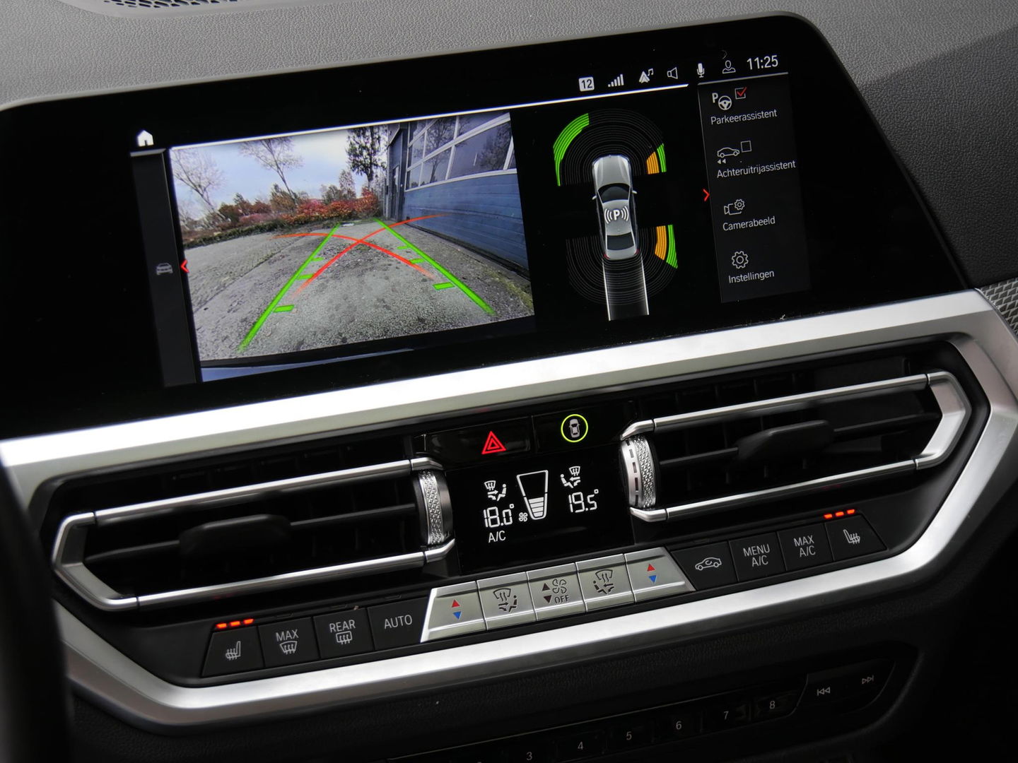 BMW 3 Serie 318i M-SPORT/ SCHUIFDAK/ PARKING PACK/ SHADOW LINE / 19INCH BREEDSET M-SPORT VELGEN