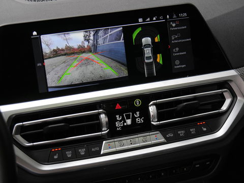 BMW 3 Serie 318i M-SPORT/ SCHUIFDAK/ PARKING PACK/ SHADOW LINE / 19INCH BREEDSET M-SPORT VELGEN