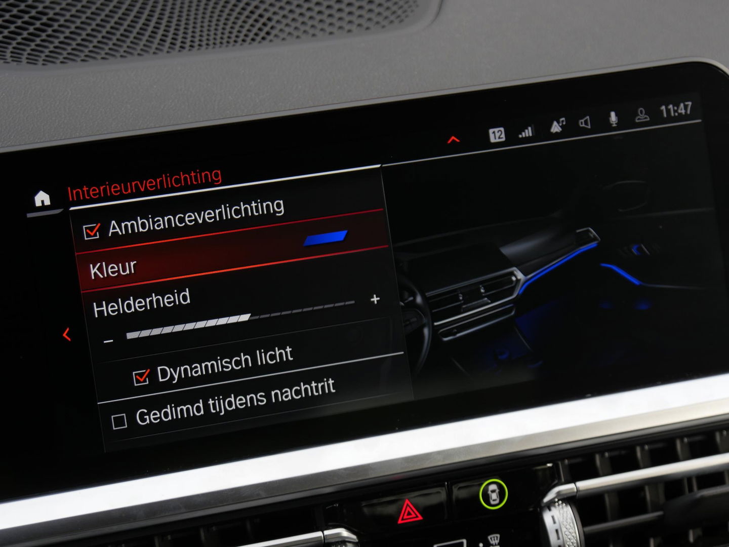 BMW 3 Serie 318i M-SPORT/ SCHUIFDAK/ PARKING PACK/ SHADOW LINE / 19INCH BREEDSET M-SPORT VELGEN