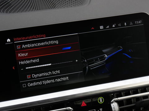 BMW 3 Serie 318i M-SPORT/ SCHUIFDAK/ PARKING PACK/ SHADOW LINE / 19INCH BREEDSET M-SPORT VELGEN