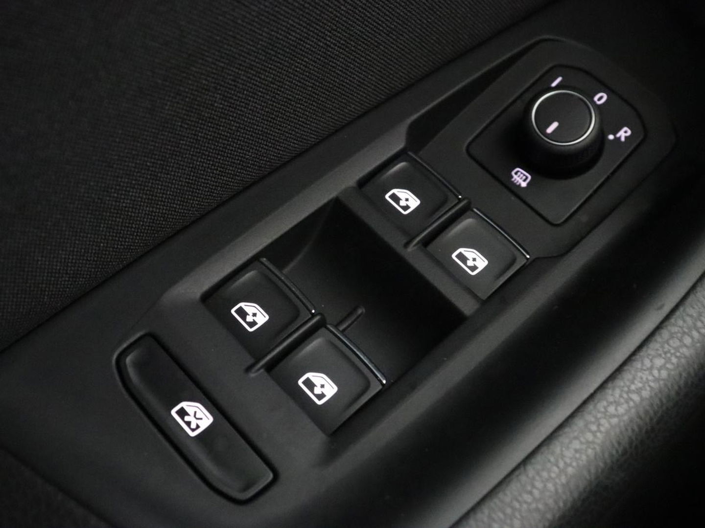 Volkswagen Passat 1.4 TSI PHEV GTE | Trekhaak | Stoelverwarming | Massage | Camera | Carplay | Adaptive cruise | Side Assist | Matrix LED | Navigatie | Parkeerhulp | Plug In