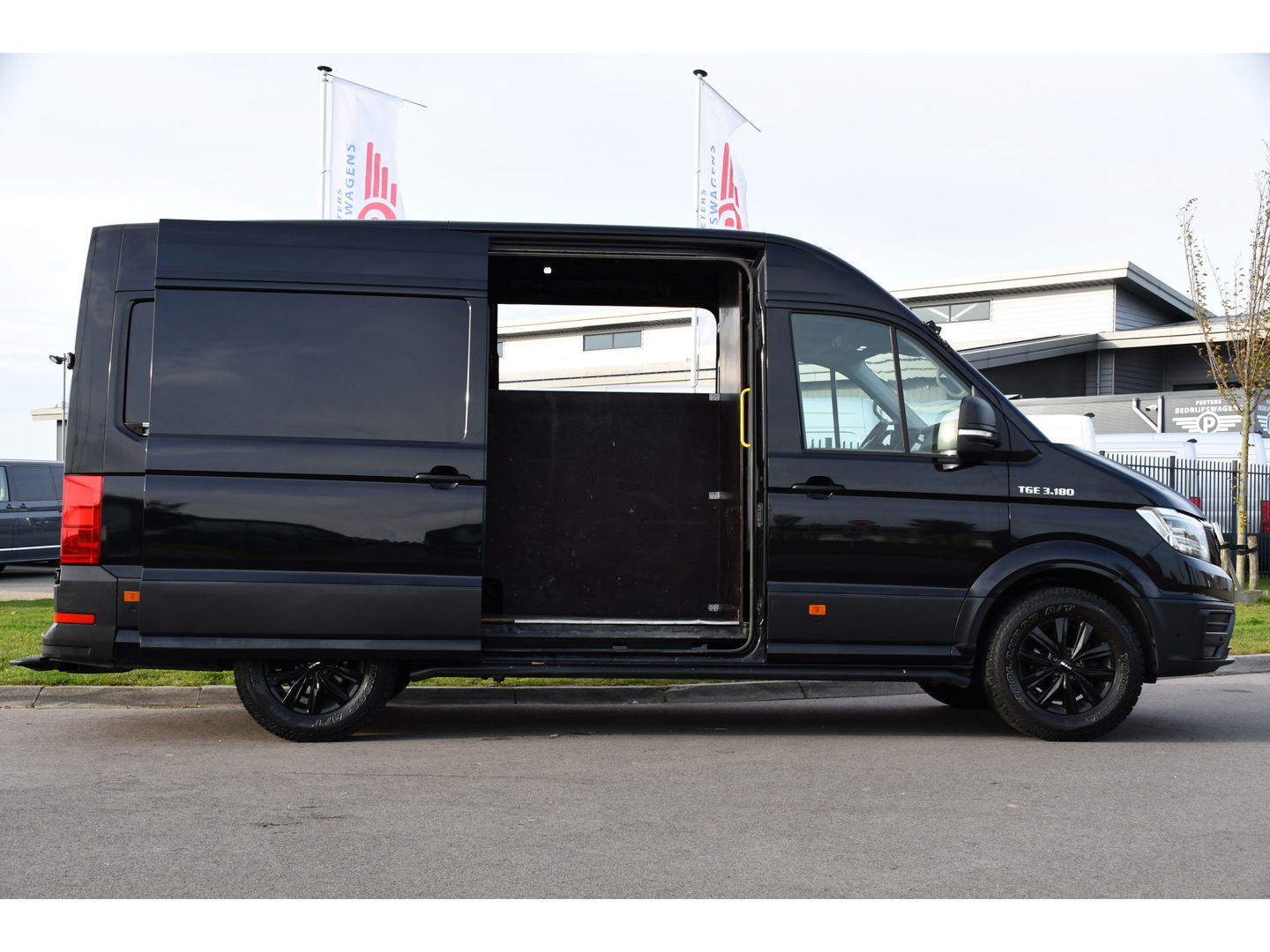 MAN TGE 35 2.0 L3H3 Black Edition Adaptieve Cruise, Camera, Carplay, LED, Clima, Stoelverwarming, 2 x Schuifdeur, Trekhaak, Sensoren, Uniek!