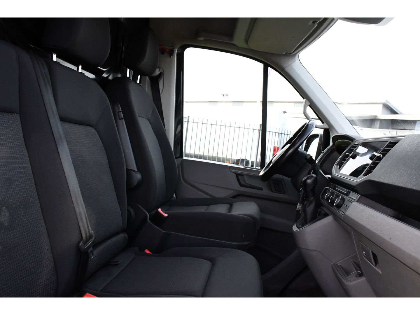 MAN TGE 35 2.0 L3H3 Black Edition Adaptieve Cruise, Camera, Carplay, LED, Clima, Stoelverwarming, 2 x Schuifdeur, Trekhaak, Sensoren, Uniek!