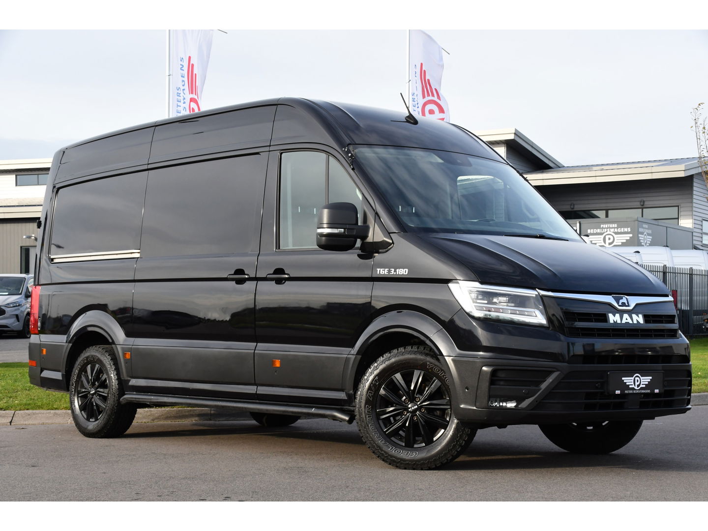 MAN TGE 35 2.0 L3H3 Black Edition Adaptieve Cruise, Camera, Carplay, LED, Clima, Stoelverwarming, 2 x Schuifdeur, Trekhaak, Sensoren, Uniek!