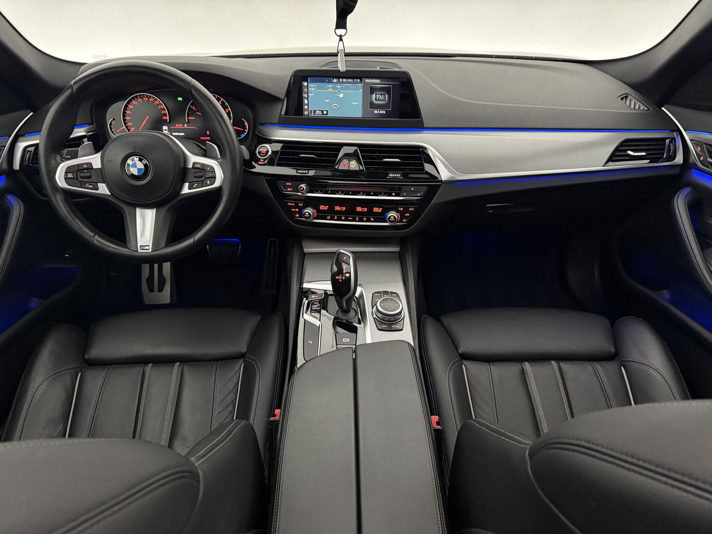 BMW 5 Serie 520i High Executive M-Sport | Pano | Sfeerverl. | Trekh. | Camera | Carplay | Cruise | Stoelverw.
