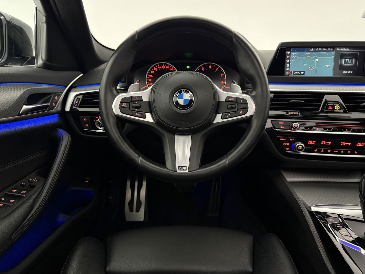 BMW 5 Serie 520i High Executive M-Sport | Pano | Sfeerverl. | Trekh. | Camera | Carplay | Cruise | Stoelverw.