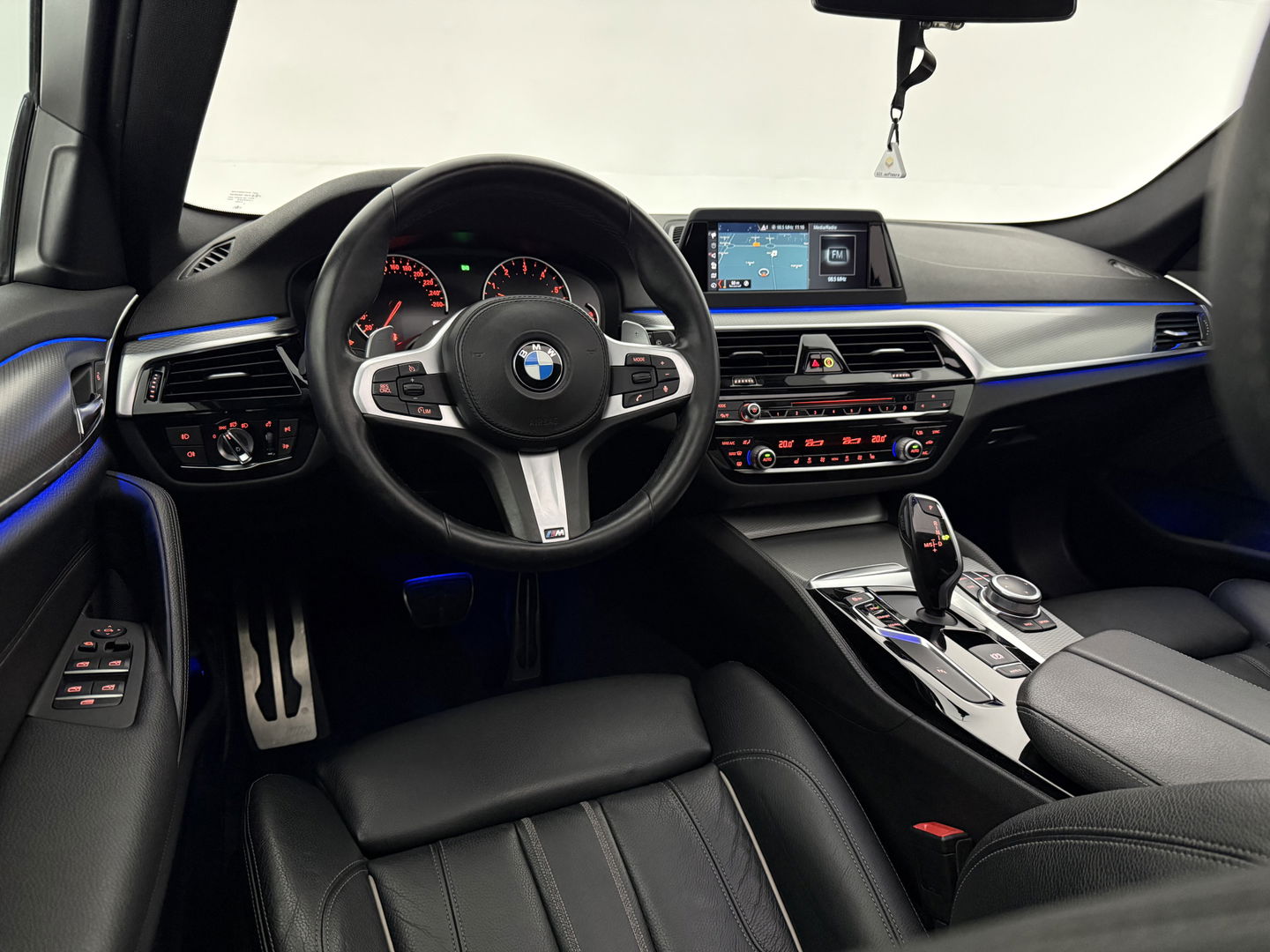 BMW 5 Serie 520i High Executive M-Sport | Pano | Sfeerverl. | Trekh. | Camera | Carplay | Cruise | Stoelverw.