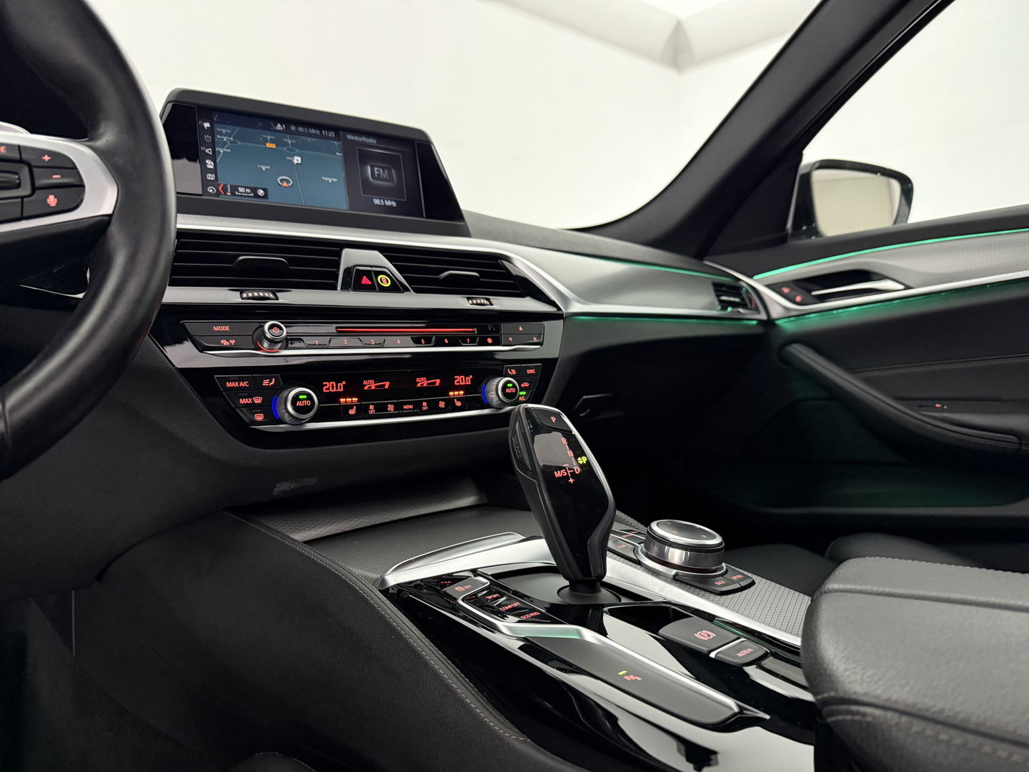 BMW 5 Serie 520i High Executive M-Sport | Pano | Sfeerverl. | Trekh. | Camera | Carplay | Cruise | Stoelverw.