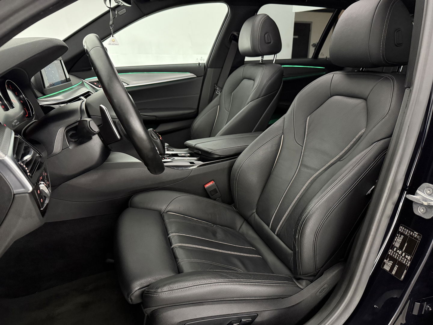 BMW 5 Serie 520i High Executive M-Sport | Pano | Sfeerverl. | Trekh. | Camera | Carplay | Cruise | Stoelverw.