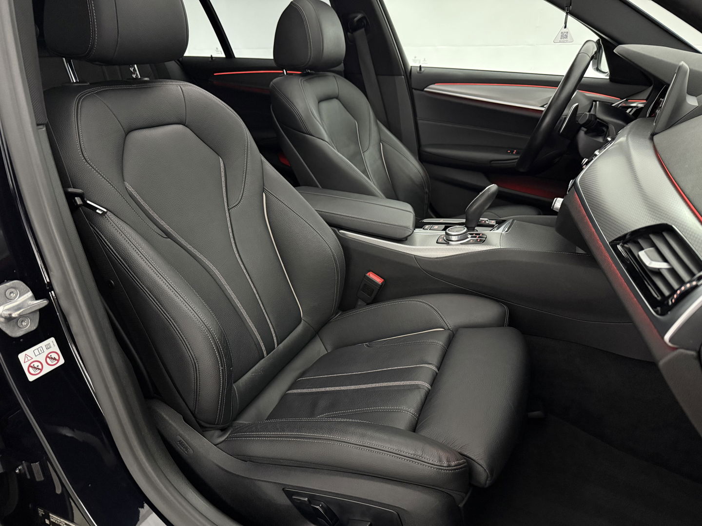 BMW 5 Serie 520i High Executive M-Sport | Pano | Sfeerverl. | Trekh. | Camera | Carplay | Cruise | Stoelverw.