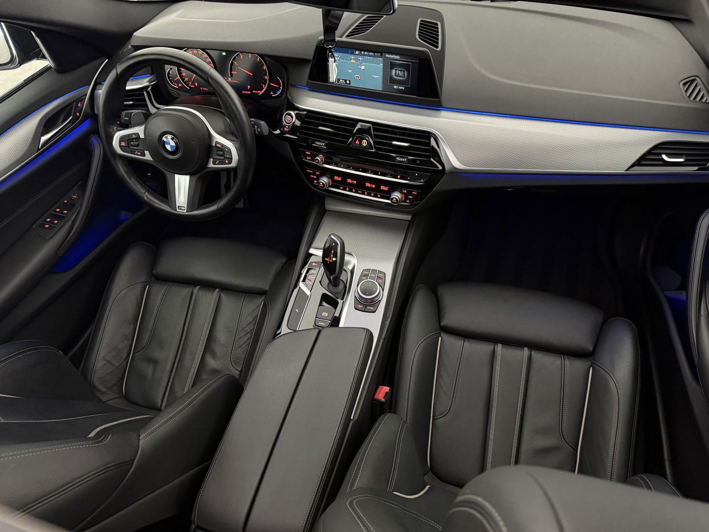 BMW 5 Serie 520i High Executive M-Sport | Pano | Sfeerverl. | Trekh. | Camera | Carplay | Cruise | Stoelverw.