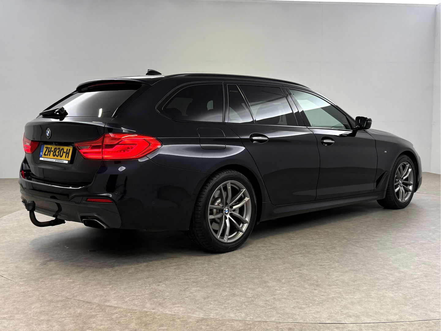 BMW 5 Serie 520i High Executive M-Sport | Pano | Sfeerverl. | Trekh. | Camera | Carplay | Cruise | Stoelverw.