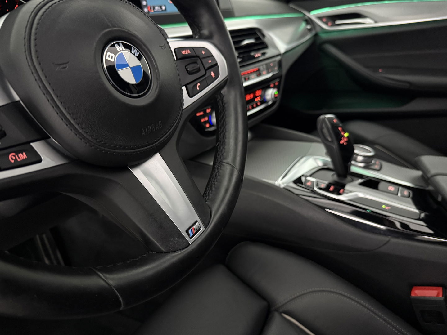 BMW 5 Serie 520i High Executive M-Sport | Pano | Sfeerverl. | Trekh. | Camera | Carplay | Cruise | Stoelverw.