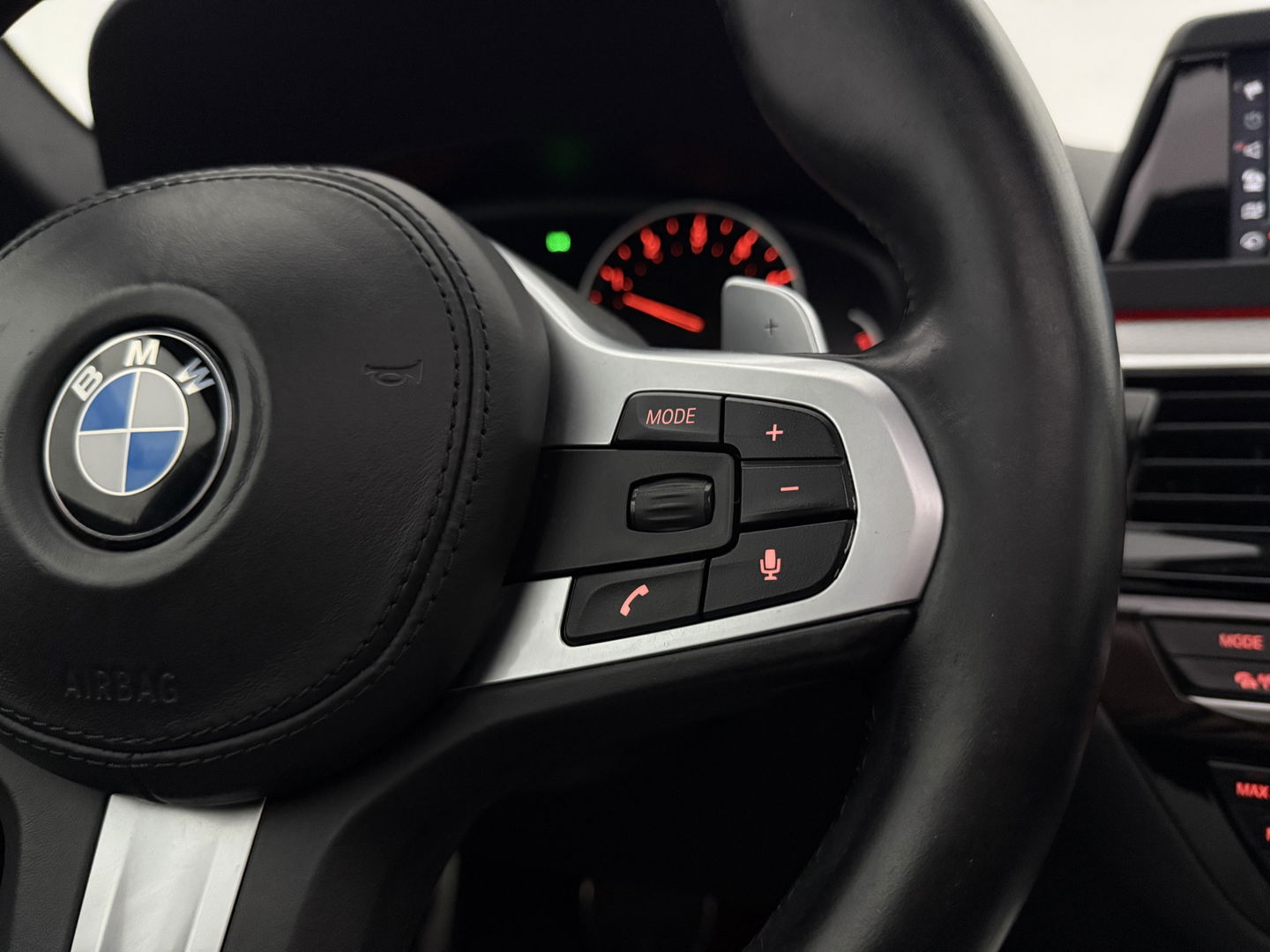 BMW 5 Serie 520i High Executive M-Sport | Pano | Sfeerverl. | Trekh. | Camera | Carplay | Cruise | Stoelverw.