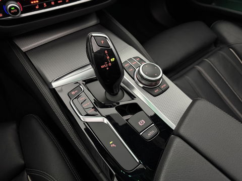 BMW 5 Serie 520i High Executive M-Sport | Pano | Sfeerverl. | Trekh. | Camera | Carplay | Cruise | Stoelverw.