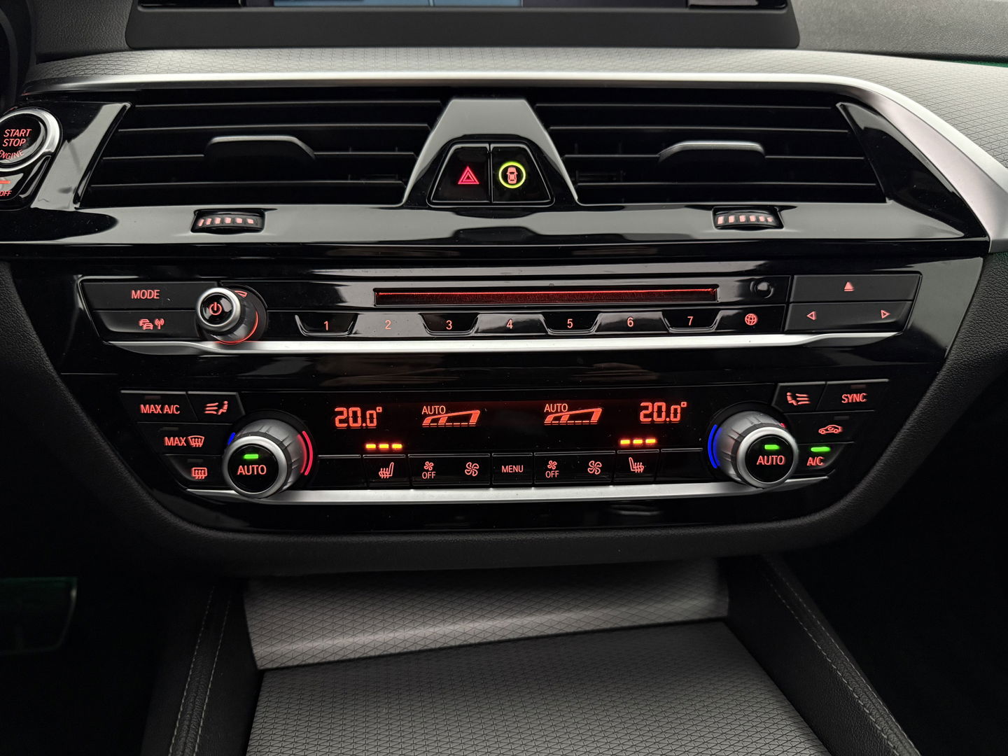 BMW 5 Serie 520i High Executive M-Sport | Pano | Sfeerverl. | Trekh. | Camera | Carplay | Cruise | Stoelverw.