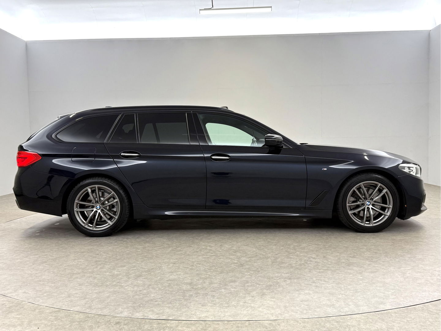 BMW 5 Serie 520i High Executive M-Sport | Pano | Sfeerverl. | Trekh. | Camera | Carplay | Cruise | Stoelverw.