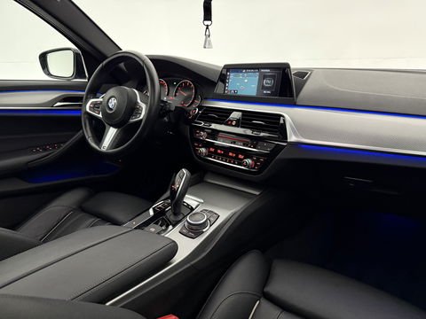 BMW 5 Serie 520i High Executive M-Sport | Pano | Sfeerverl. | Trekh. | Camera | Carplay | Cruise | Stoelverw.