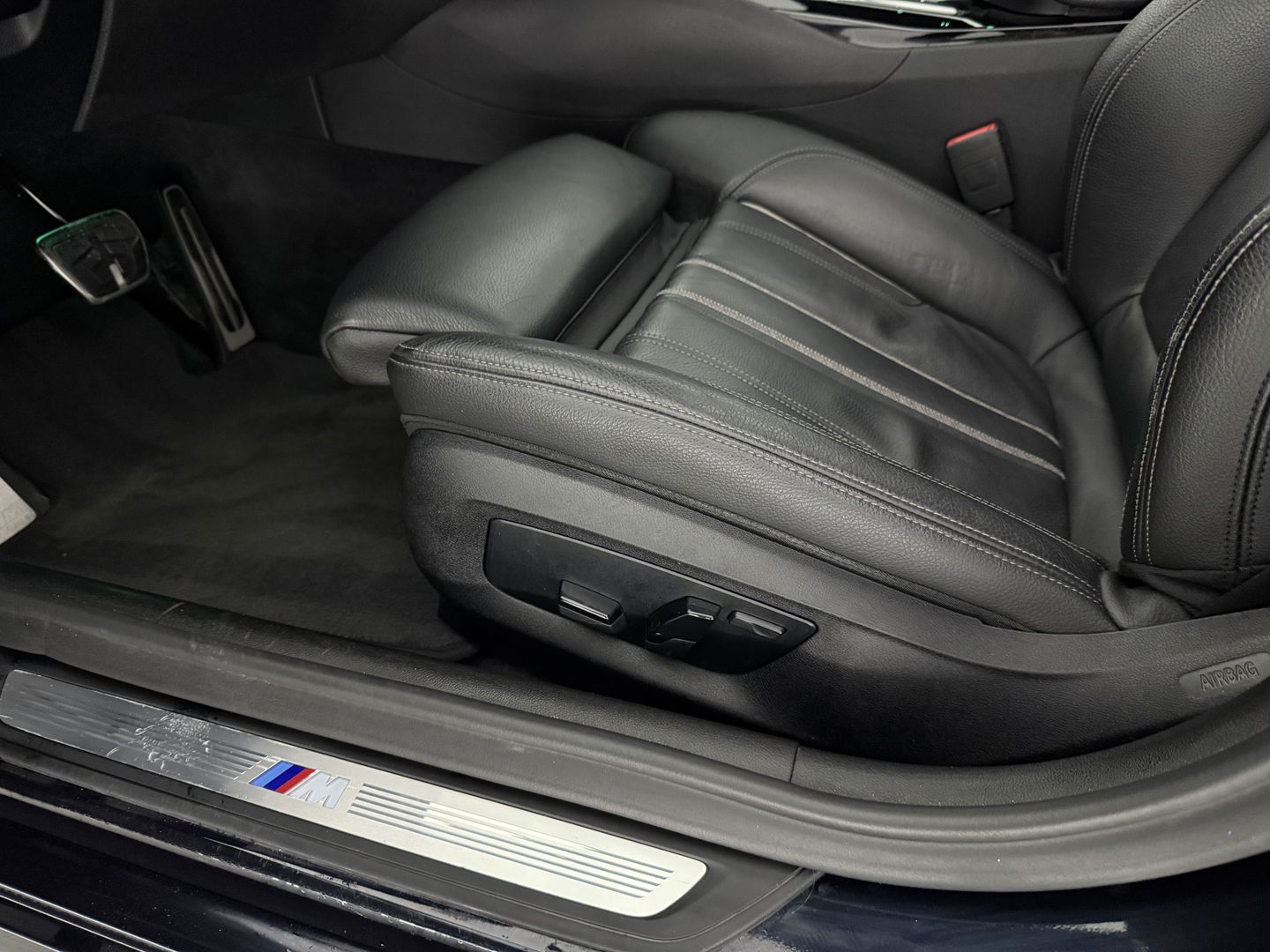 BMW 5 Serie 520i High Executive M-Sport | Pano | Sfeerverl. | Trekh. | Camera | Carplay | Cruise | Stoelverw.