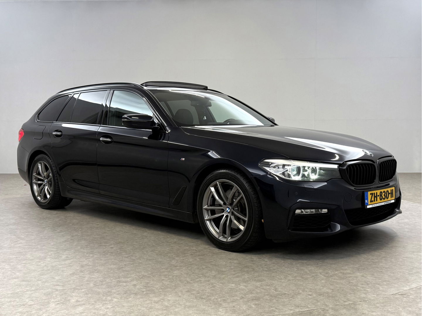 BMW 5 Serie 520i High Executive M-Sport | Pano | Sfeerverl. | Trekh. | Camera | Carplay | Cruise | Stoelverw.