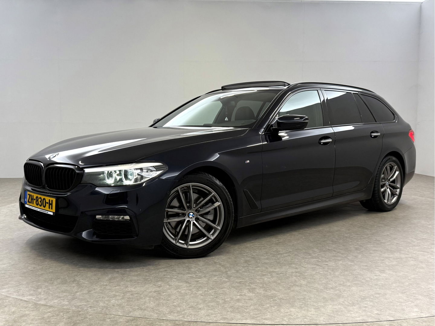 BMW 5 Serie 520i High Executive M-Sport | Pano | Sfeerverl. | Trekh. | Camera | Carplay | Cruise | Stoelverw.
