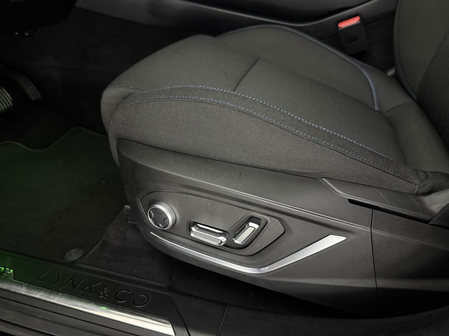 Lynk Co 01 1.5 Black Edition | Pano | Memory | Sfeerverl. | 360° | Virtual | Carplay | Adaptive Cruise